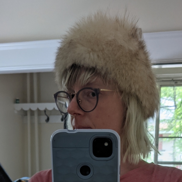 White fur hat - Picture 3 of 5